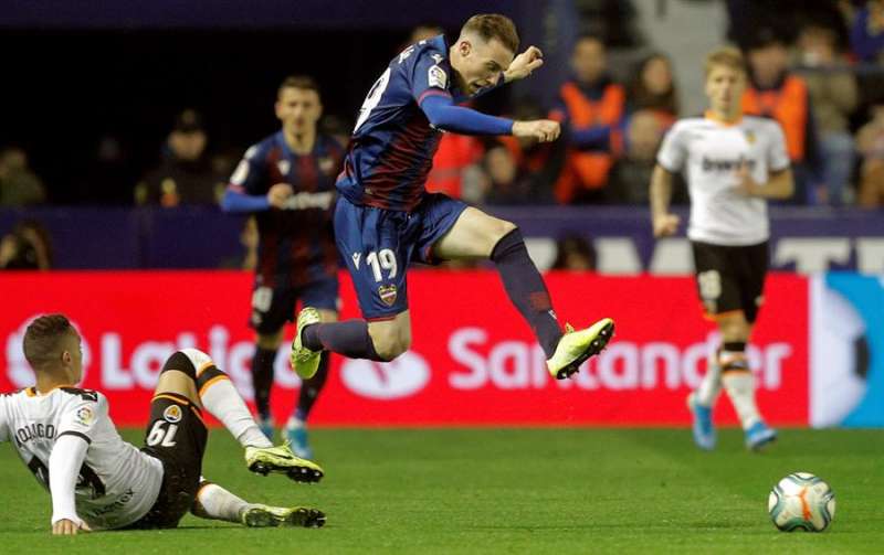 El lateral del Levante Carlos Clerc (d) supera la entrada de un rival. EFE/Kai Försterling/Archivo
