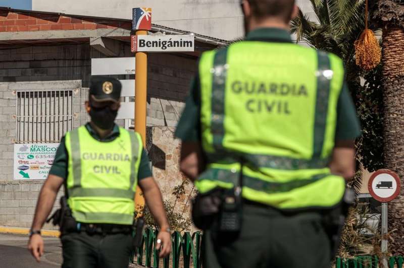 Una patrulla de la Guardia Civil realiza un control en uno de los accesos a la localidad valenciana de Benigànim. EFE/ Biel Aliño/Archivo
