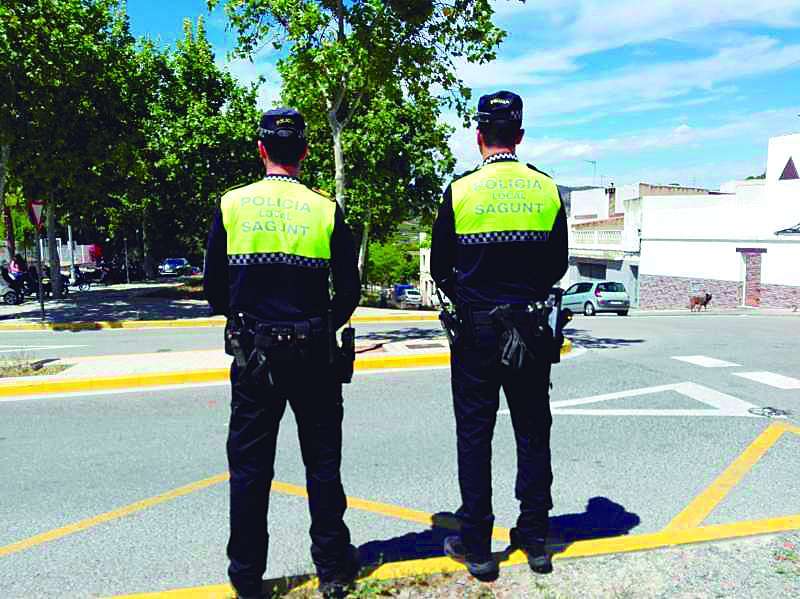 Dos agentes de la Policía Local de Sagunt.