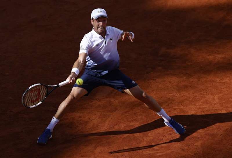 Bautista disputando un partido en Ronald Garros
