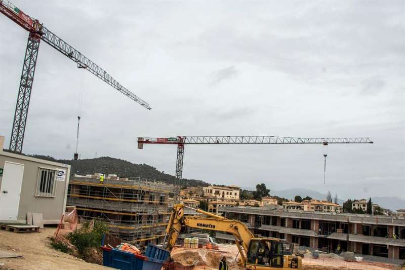 Vista general de la construcción de viviendas en un municipio. EFE