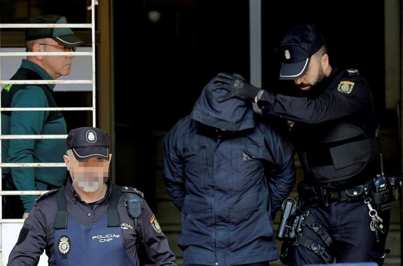 El autor confeso del crimen de Manuel, Jorge Ignacio P., a su salida de los juzgados de Alzira. EFE