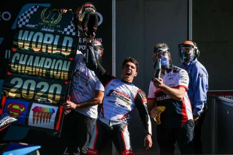 El piloto español Albert Arenas celebra el campeonato del mundo de Moto3 World logrado en el circuito de Portimao (Portugal). EFE/EPA/JOSE SENA GOULAO./ EPDA