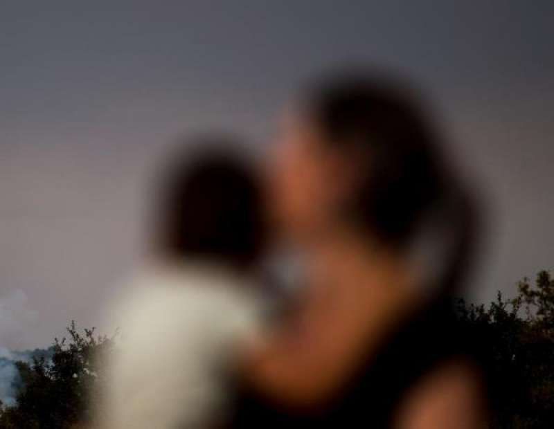 Una mujer y su hijo en una municipio rural. EFE/Brais Lorenzo/Archivo./ EPDA

