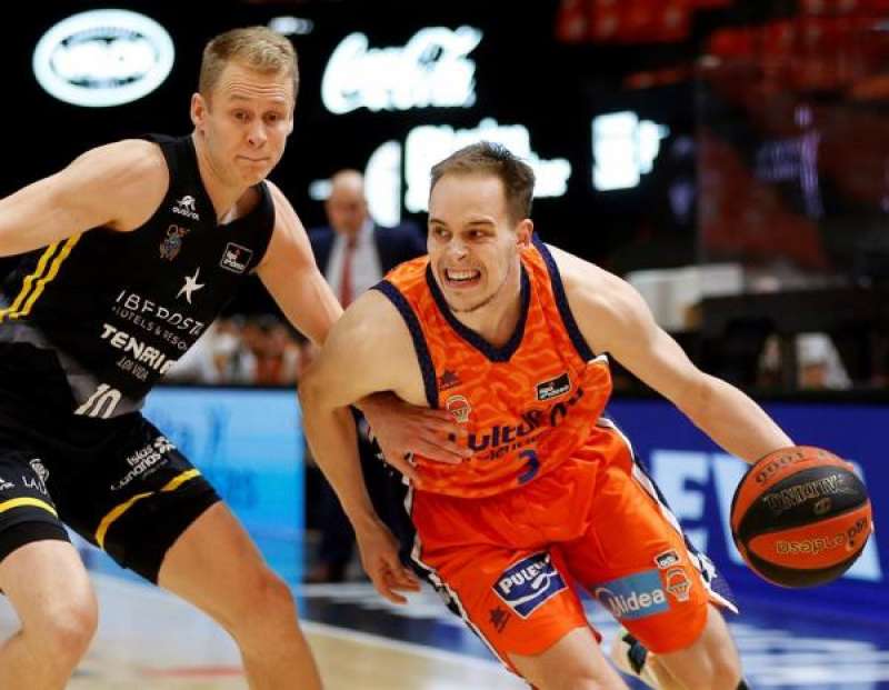 El escolta esloveno del Valencia Basket Klemen Prepelic (d) bota el balón ante la defensa del escolta finlandés Sasu Salin (i), del Iberostar Tenerife, durante el partido correspondiente a la Liga Endesa entre Valencia Basket e Ibersotar Tenerife disputado en la Fuente de San Luis en Valencia, este domingo. EFE/Miguel Ángel Polo./ EPDA
