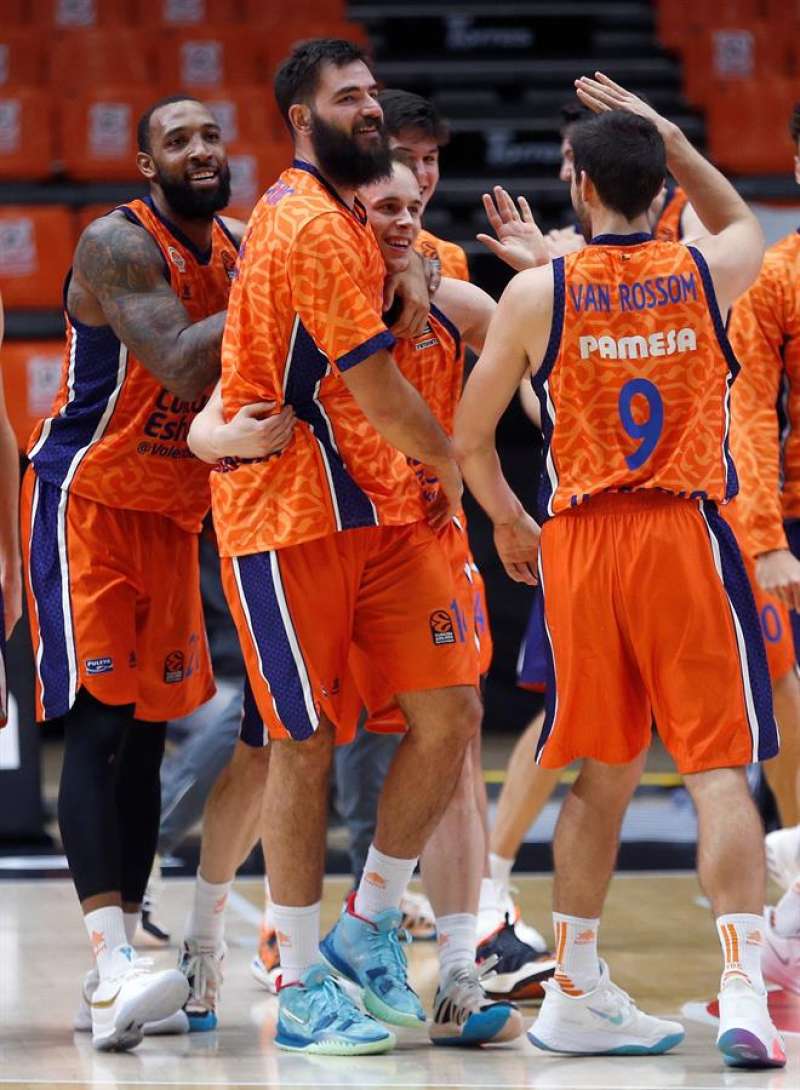 Los jugadores del Valencia Basket celebran una canasta. EFE/Miguel Ángel Polo/Archivo