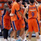 Los jugadores del Valencia Basket celebran una canasta. EFE/Miguel Ángel Polo/Archivo