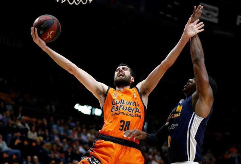 El escolta del Valencia Basket, Joan Sastre (i), durante un partido. EFE/Miguel Ángel Polo/Archivo
