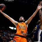 El escolta del Valencia Basket, Joan Sastre (i), durante un partido. EFE/Miguel Ángel Polo/Archivo