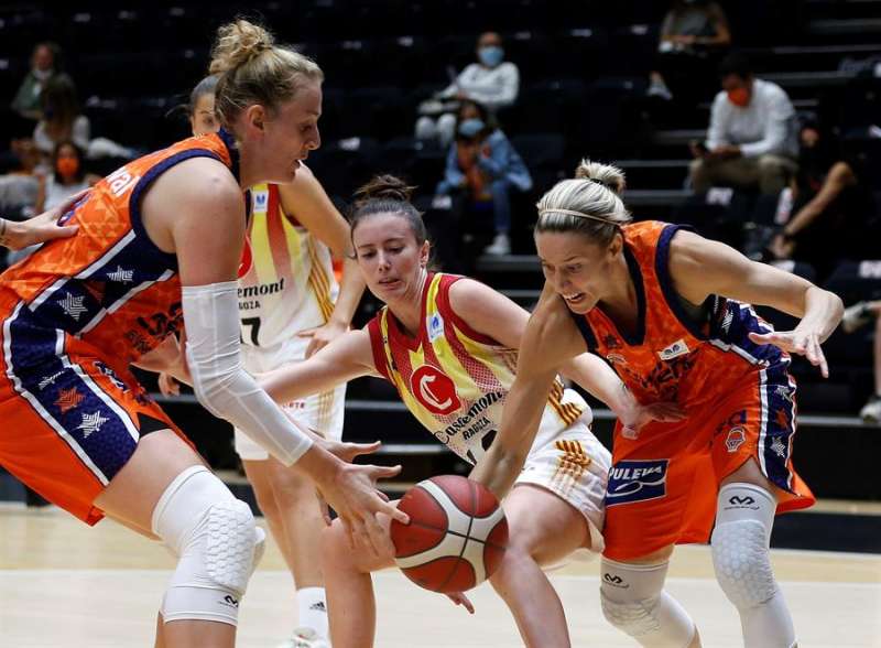 Partido entre el Casademont Zaragoza y el Valencia Basket / EFE