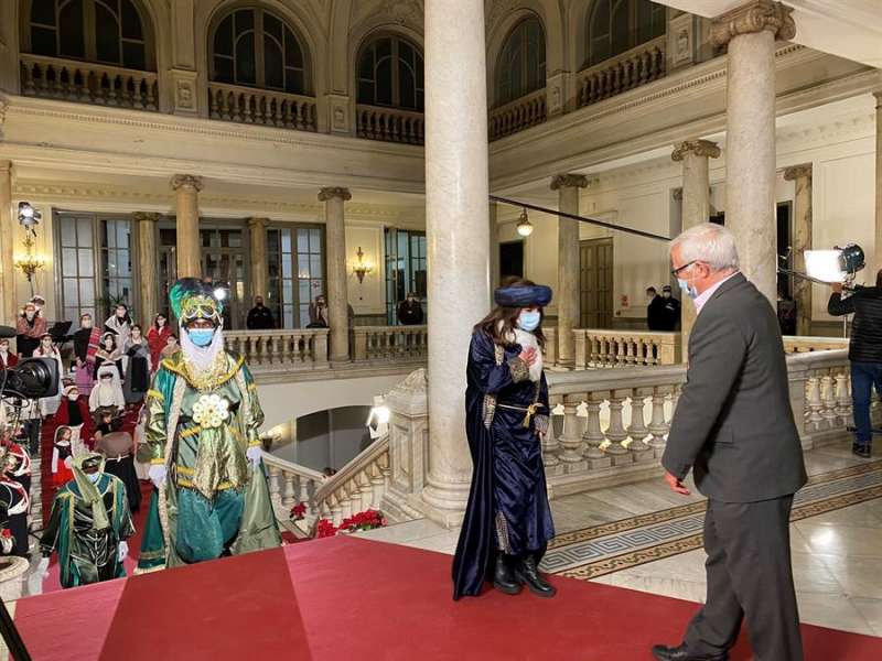 Imagen de la recepción de los Reyes Magos por el alcalde, Joan Ribó, en una imagen publicada por el Ayuntamiento deValència en sus redes sociales. Imagen de la recepción de los Reyes Magos por el alcalde, Joan Ribó, en una imagen publicada por el Ayuntamiento deValència en sus redes sociales.