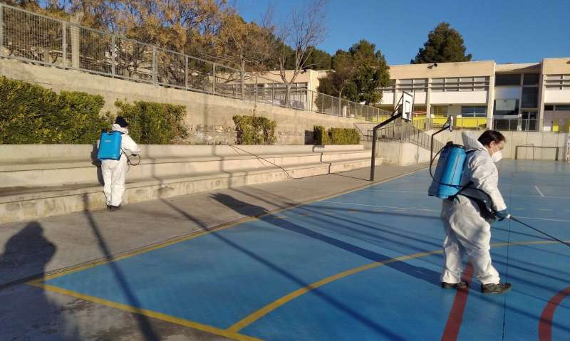 Fumigación de las pistas del colegio