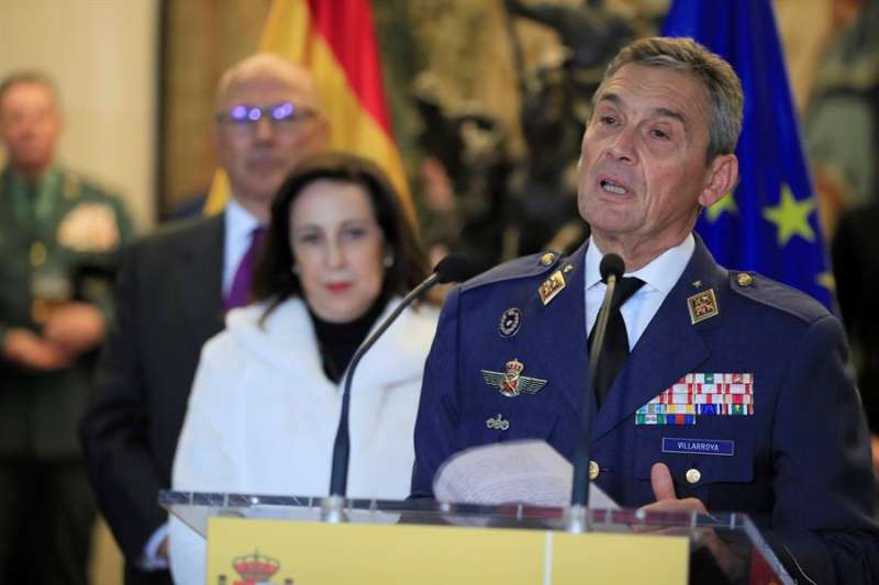 El jefe del Estado Mayor de la Defensa, el general del Aire Miguel Ángel Villarroya Vilalta (d) durante su toma de posesión. EFE/Fernando Alvarado/Archivo

