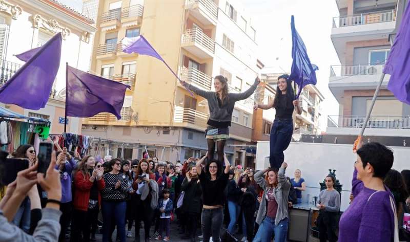 Un grupo de mujeres durante la celebración del 8 de marzo, Día Internacional de la Mujer, en las calles de València. EFE/ Kai Försterling